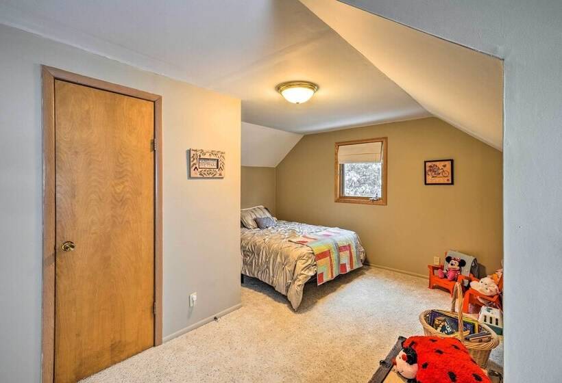 Cozy & Quiet Central City Farmhouse