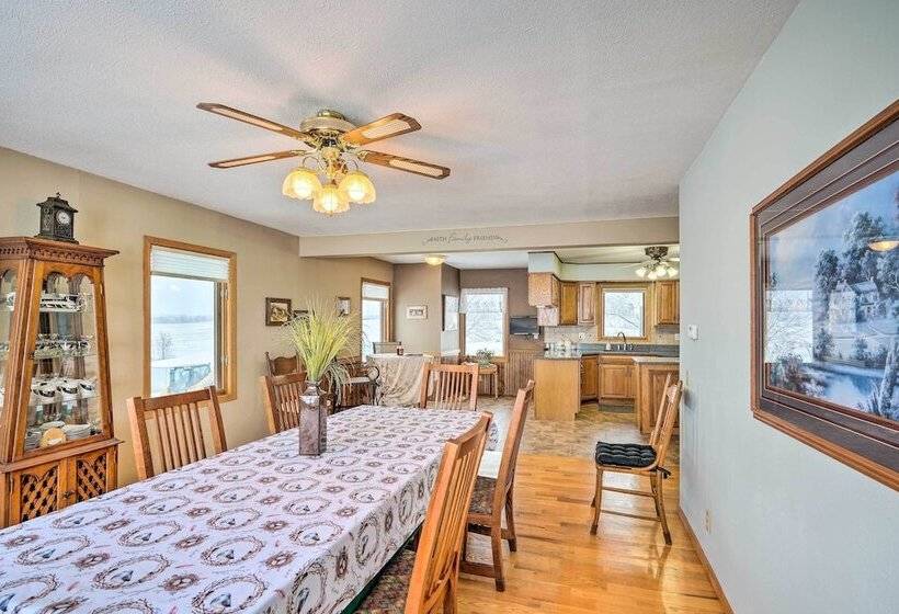 Cozy & Quiet Central City Farmhouse