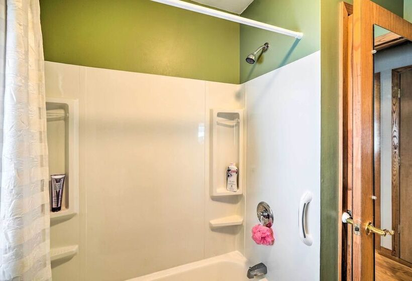 Cozy & Quiet Central City Farmhouse