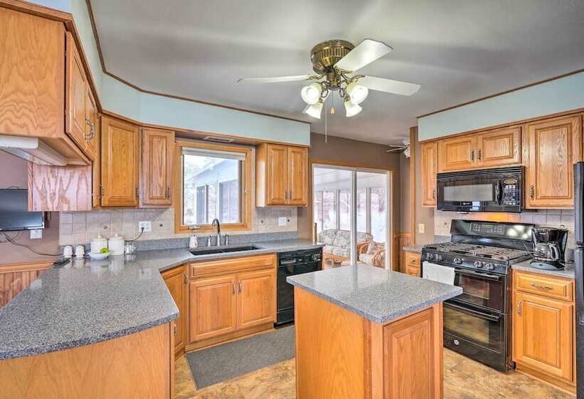 Cozy & Quiet Central City Farmhouse