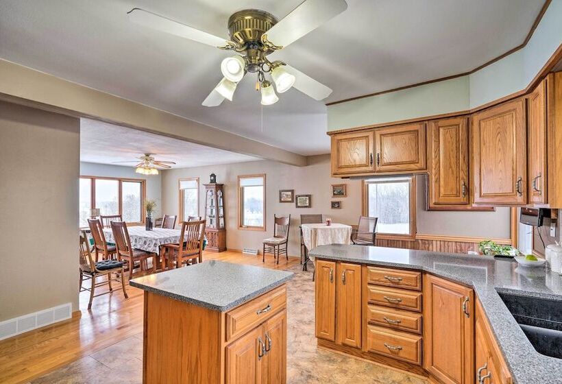 Cozy & Quiet Central City Farmhouse