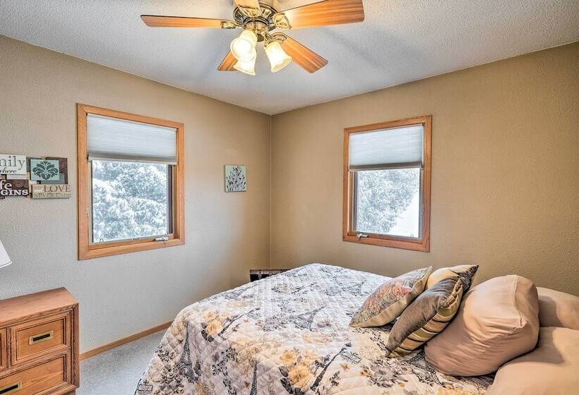 Cozy & Quiet Central City Farmhouse