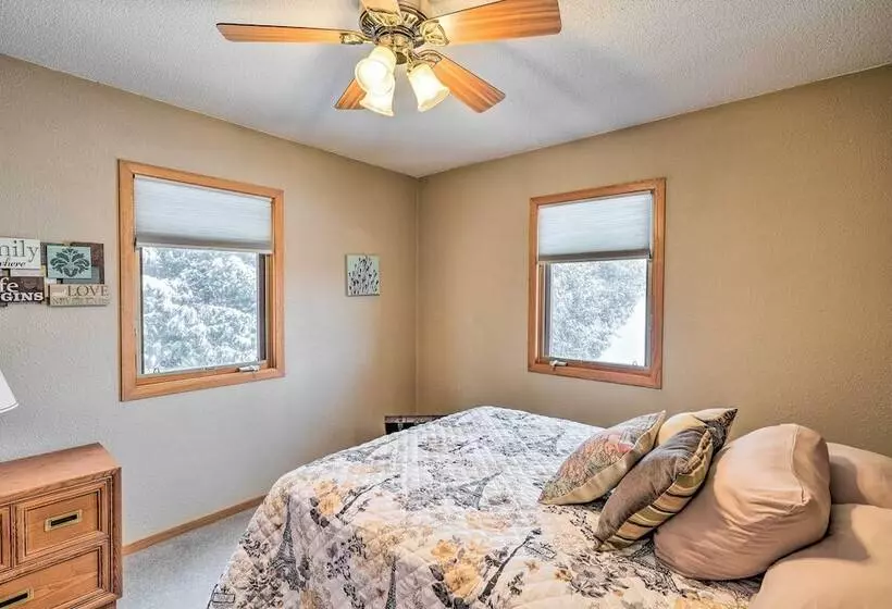 Cozy & Quiet Central City Farmhouse