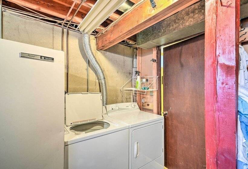 Cozy & Quiet Central City Farmhouse