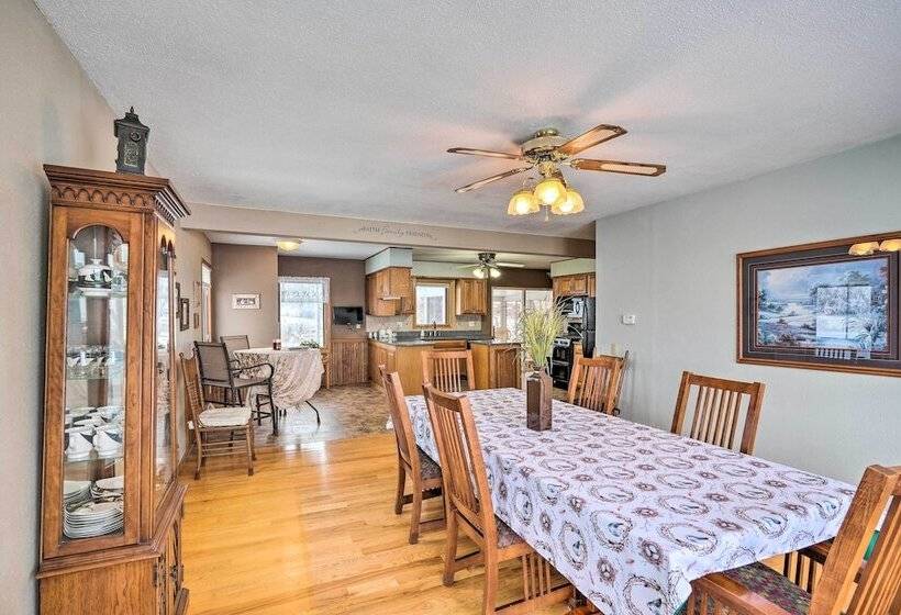 Cozy & Quiet Central City Farmhouse