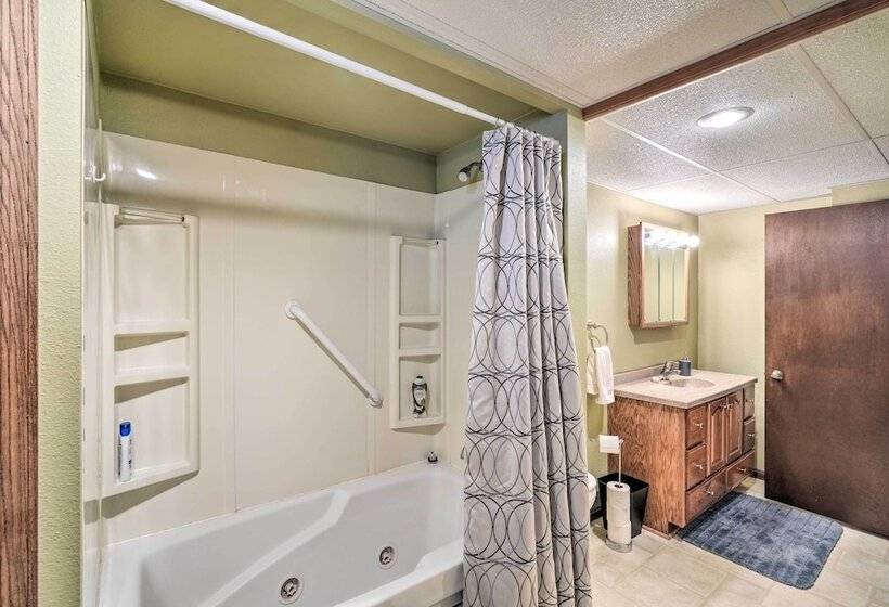 Cozy & Quiet Central City Farmhouse