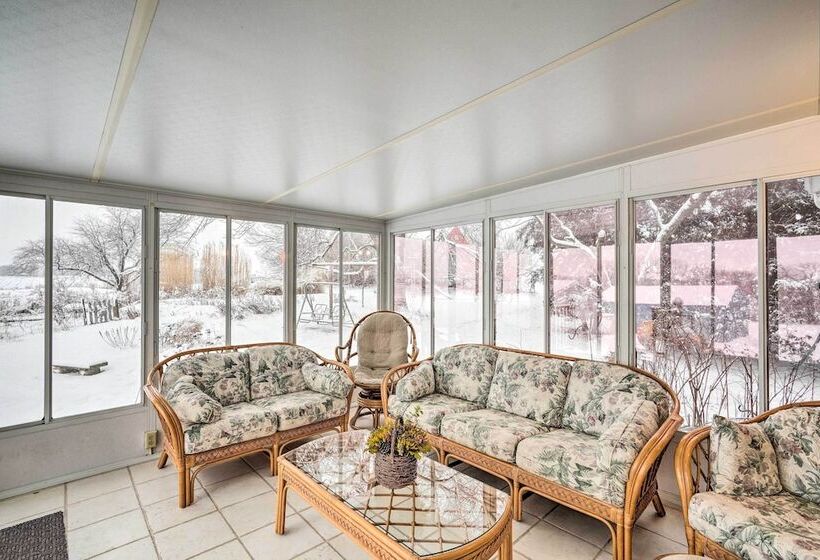 Cozy & Quiet Central City Farmhouse