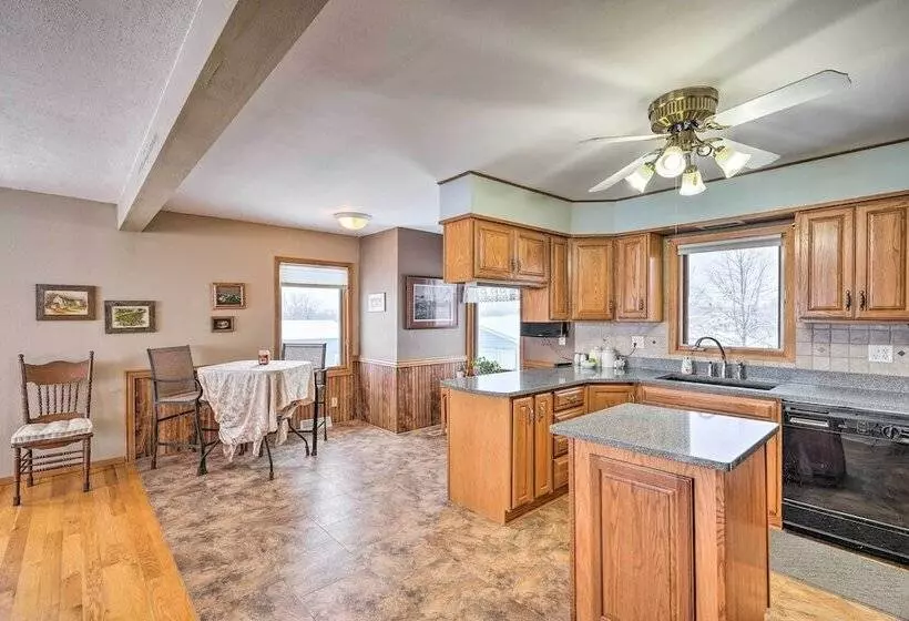 Cozy & Quiet Central City Farmhouse