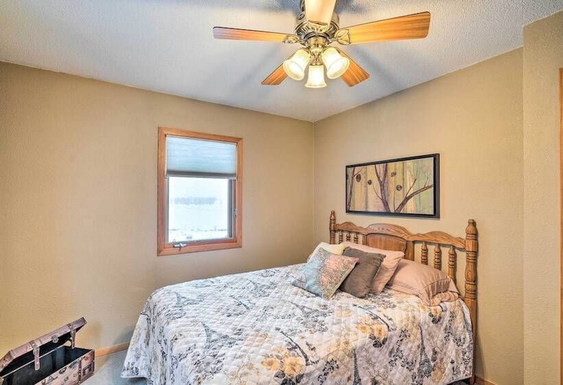 Cozy & Quiet Central City Farmhouse