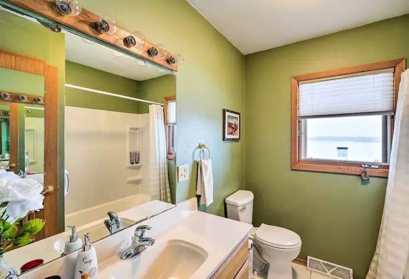 Cozy & Quiet Central City Farmhouse
