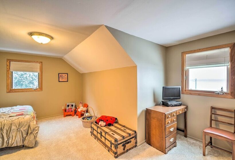 Cozy & Quiet Central City Farmhouse