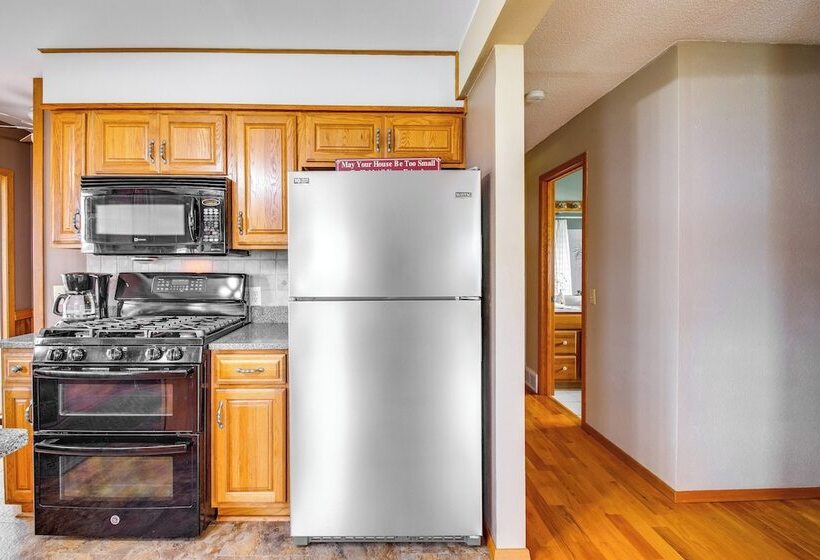 Cozy & Quiet Central City Farmhouse