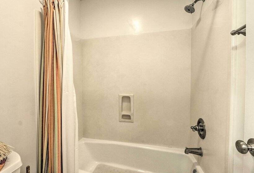 < 1 Mi To Beach: Family Friendly Hilton Head Home