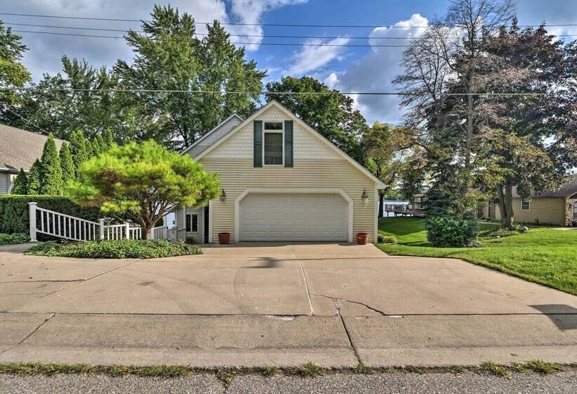 Linden Lakefront Hideaway: Dock & Private Beach!