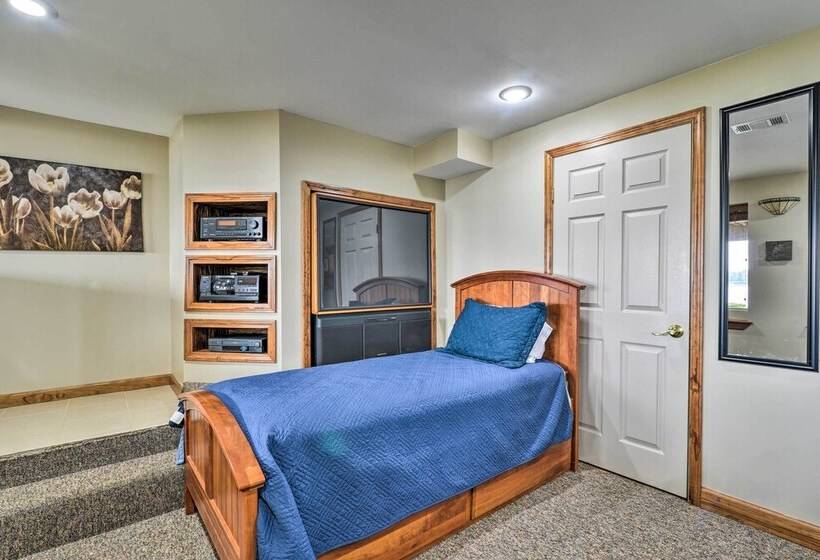 Linden Lakefront Hideaway: Dock & Private Beach!