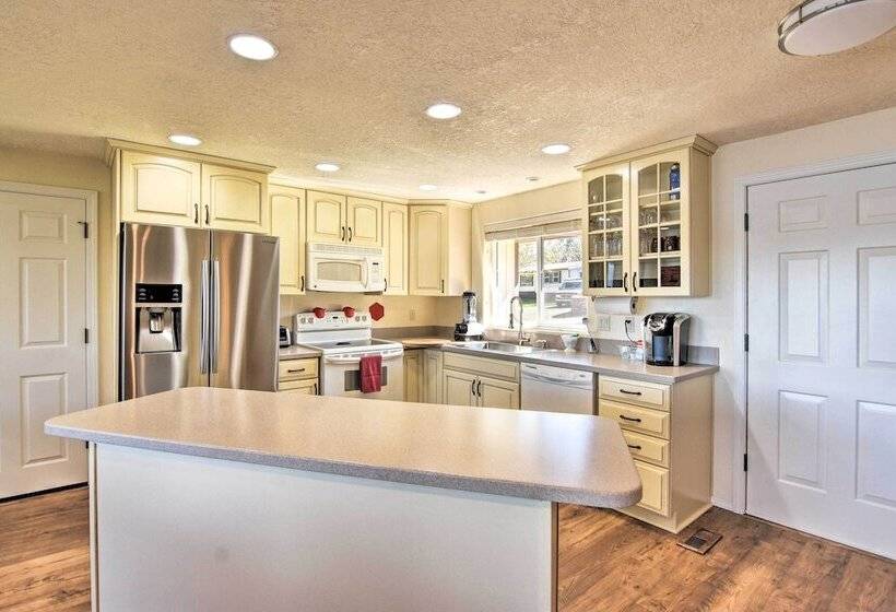 House W/ Private Deck On The Rock Creek Reservoir!