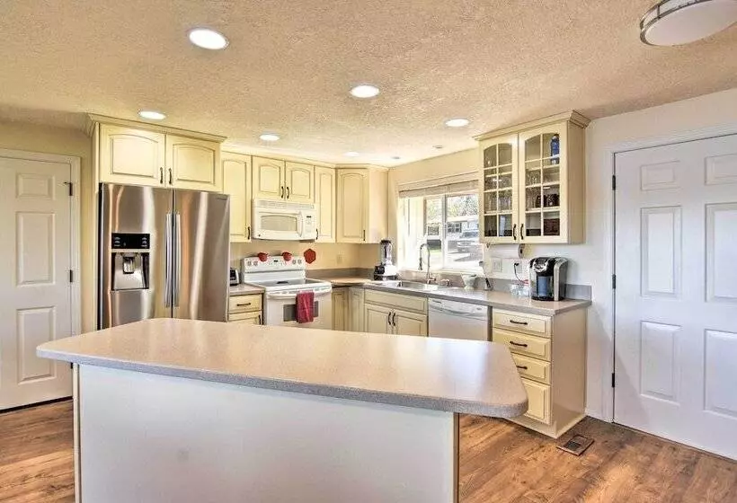 House W/ Private Deck On The Rock Creek Reservoir!