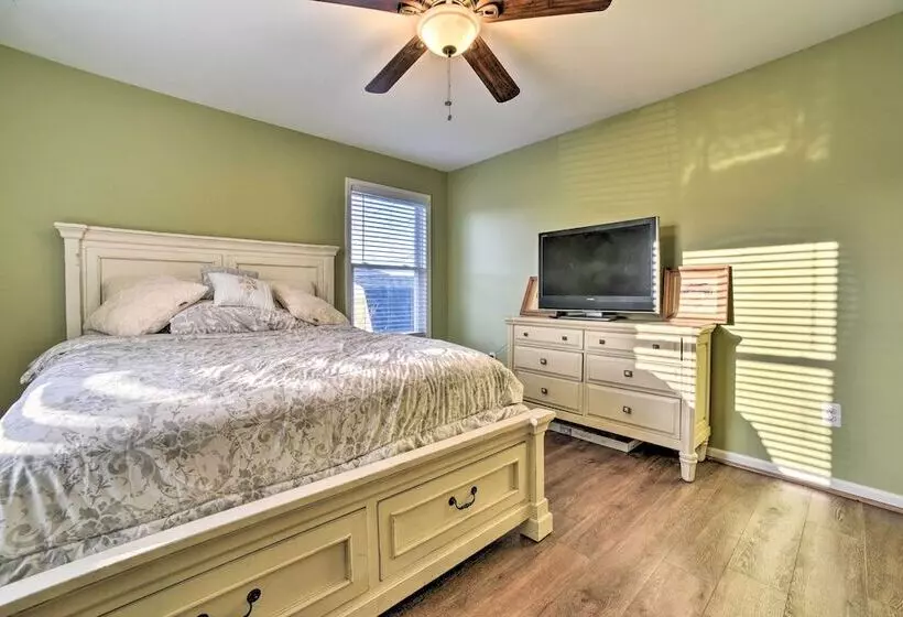 Lakefront Lexington Escape: Steps To Beach!