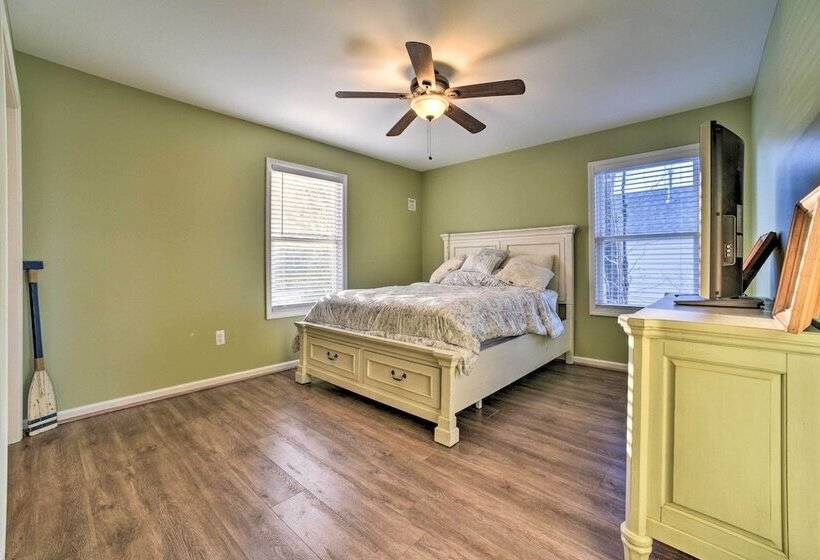 Lakefront Lexington Escape: Steps To Beach!