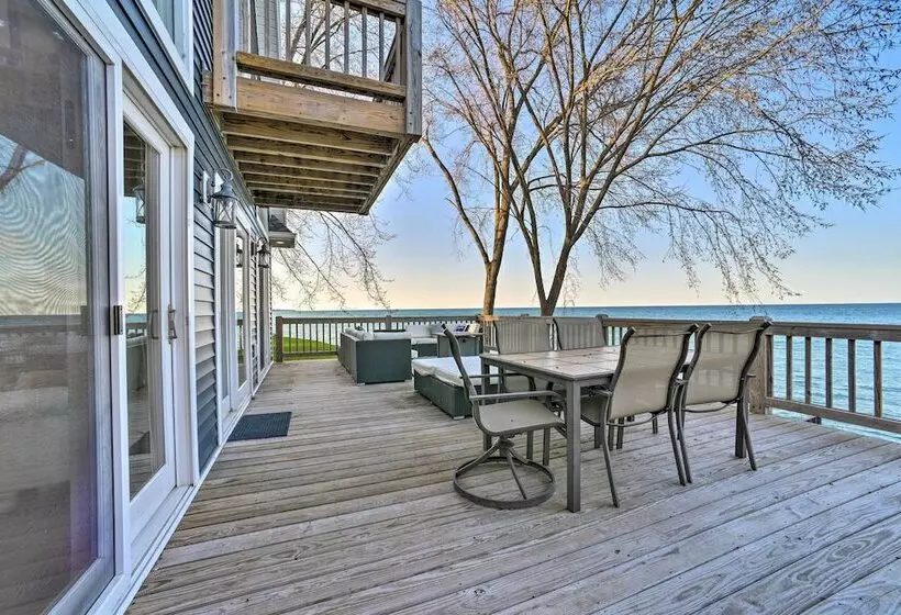 Lakefront Lexington Escape: Steps To Beach!