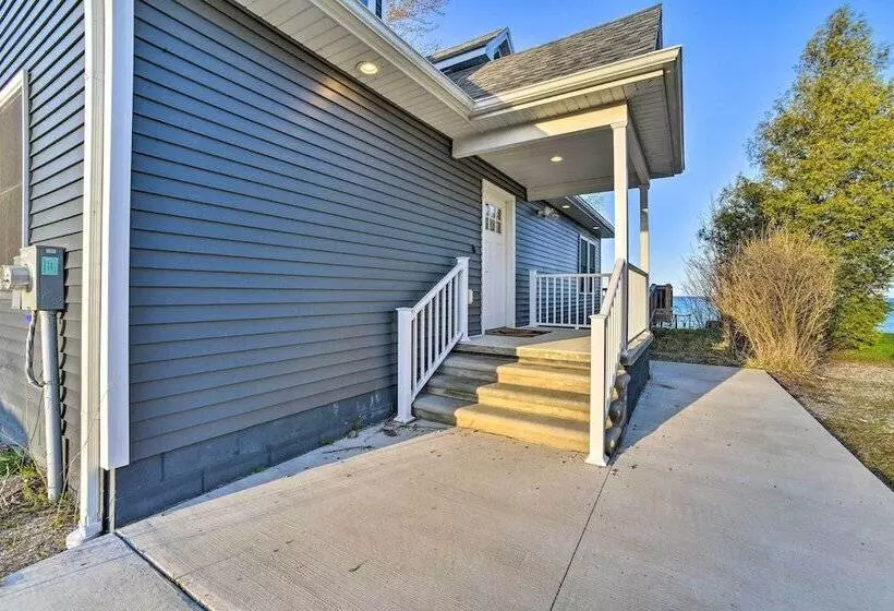 Lakefront Lexington Escape: Steps To Beach!