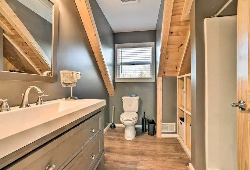 Lakefront Lexington Escape: Steps To Beach!