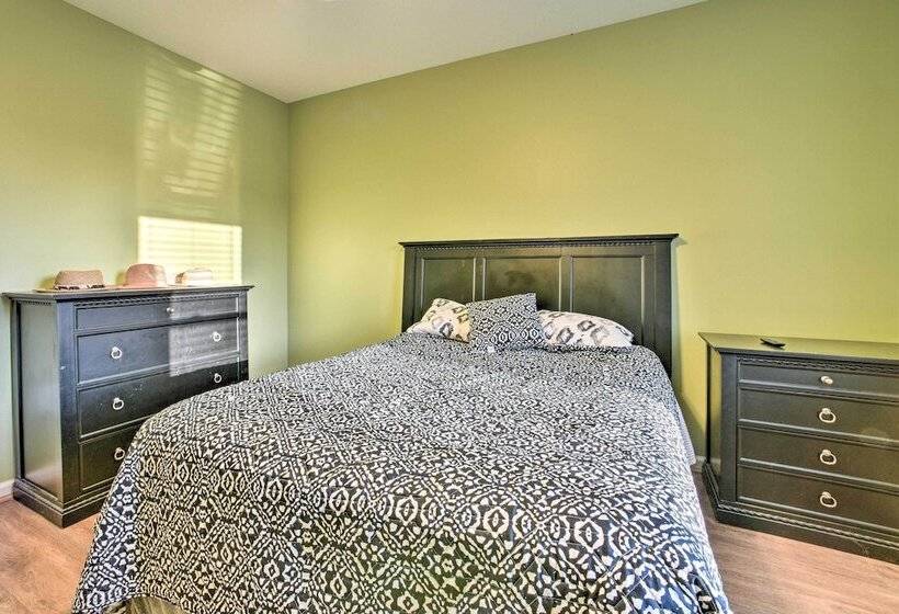 Lakefront Lexington Escape: Steps To Beach!