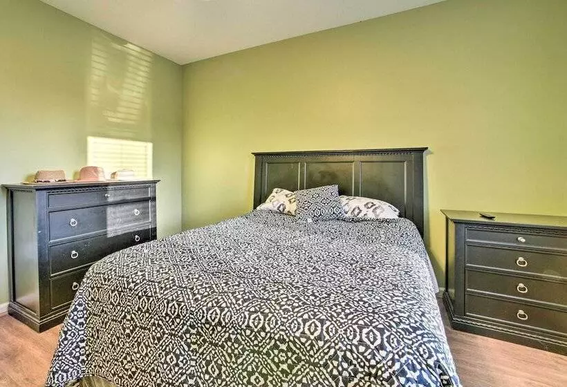 Lakefront Lexington Escape: Steps To Beach!