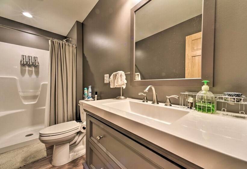 Lakefront Lexington Escape: Steps To Beach!