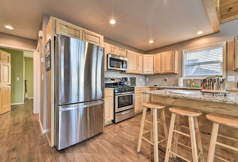 Lakefront Lexington Escape: Steps To Beach!