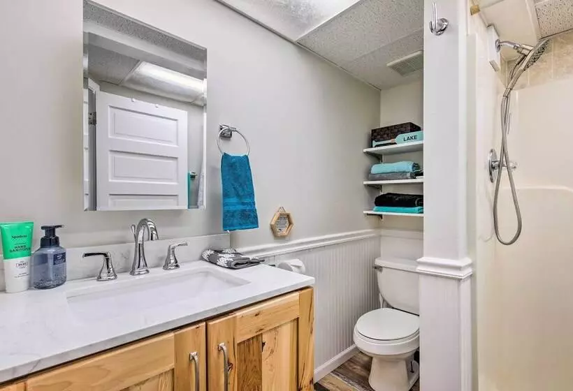 Lakefront Mercer Home: Private Dock & Kayaks!