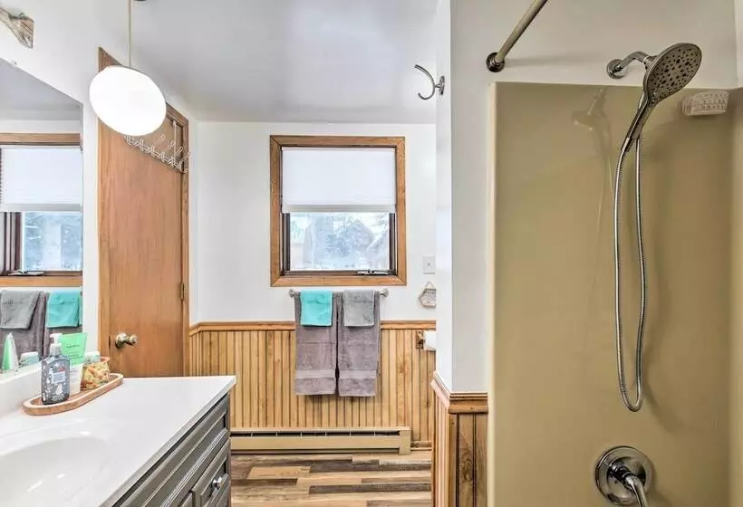 Lakefront Mercer Home: Private Dock & Kayaks!