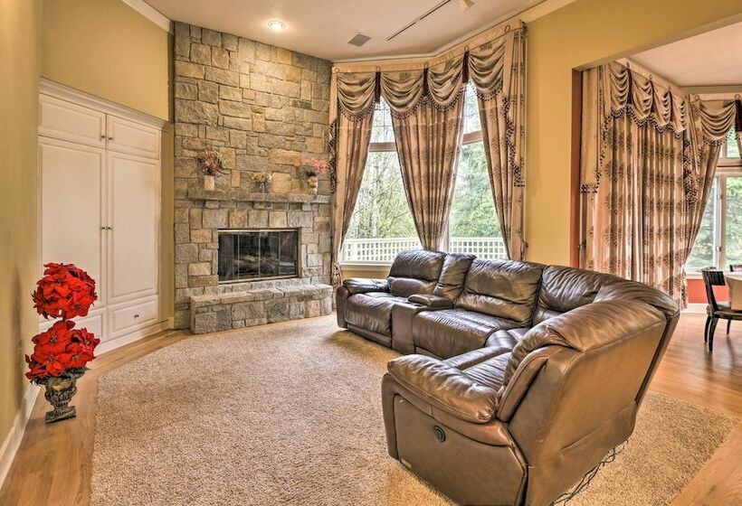 Luxe Bellevue Mansion  Gated Yard + Grill!