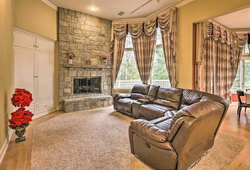 Luxe Bellevue Mansion Gated Yard + Grill!