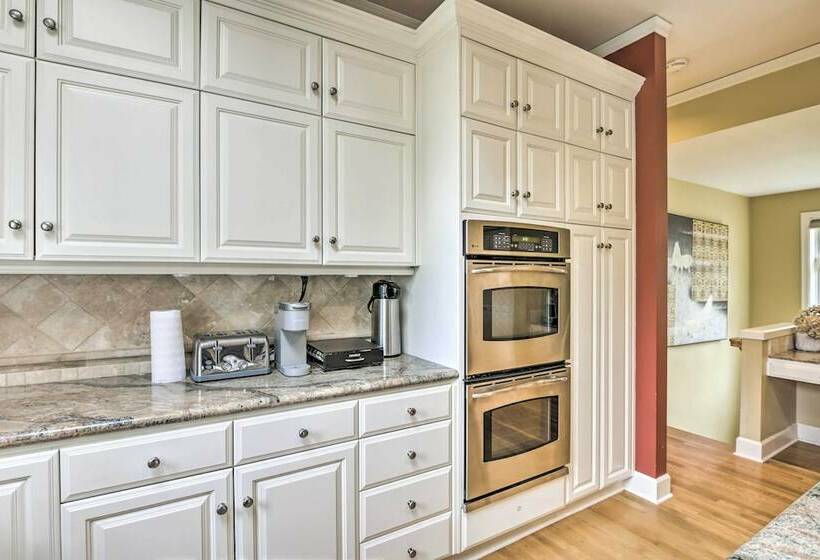 Luxe Bellevue Mansion  Gated Yard + Grill!