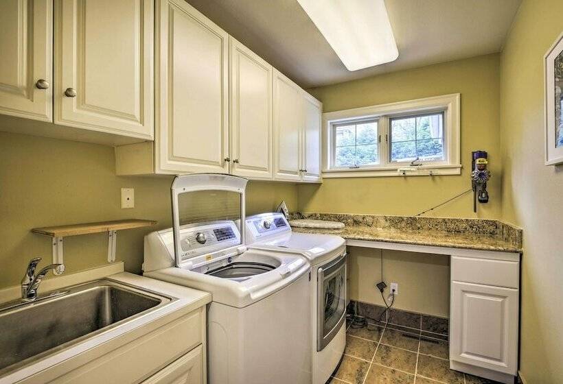 Luxe Bellevue Mansion  Gated Yard + Grill!