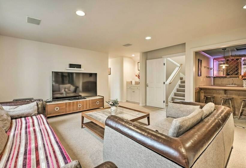 Luxe Bellevue Mansion  Gated Yard + Grill!