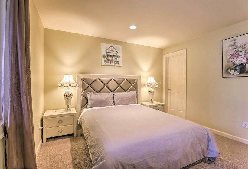 Luxe Bellevue Mansion  Gated Yard + Grill!