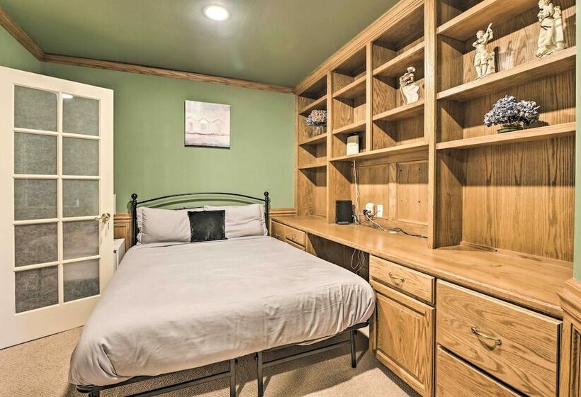 Luxe Bellevue Mansion  Gated Yard + Grill!