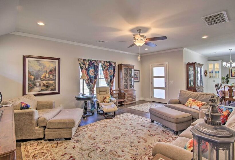 Modern Okc Retreat: Half Mile To Plaza District!