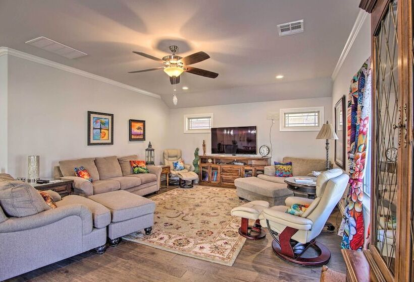 Modern Okc Retreat: Half Mile To Plaza District!