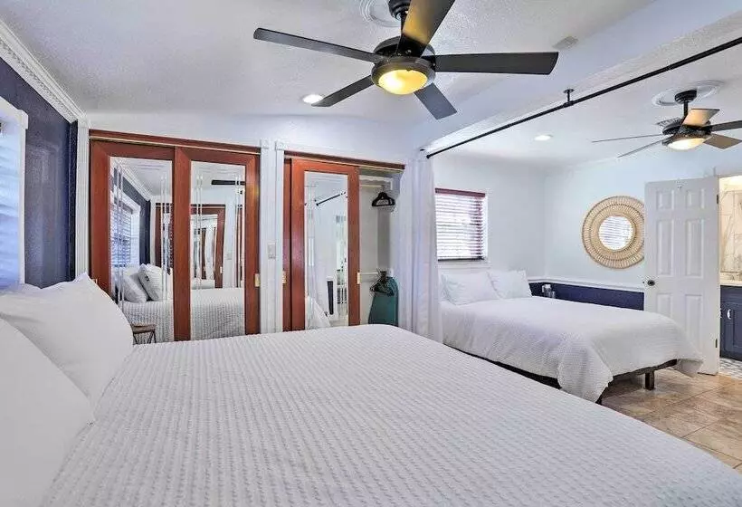 Modern Seminole Home W/ Patio, 3 Mi To Beach!