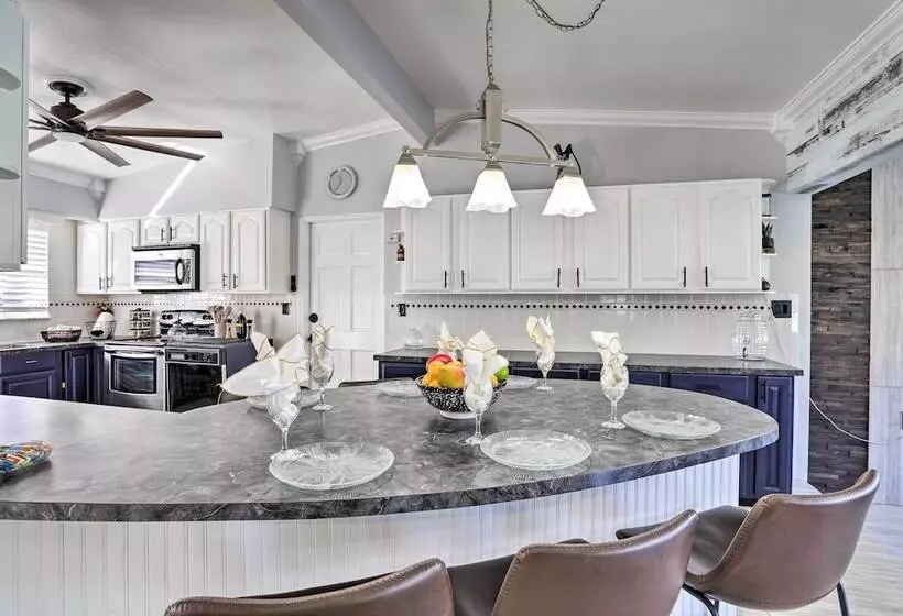 Modern Seminole Home W/ Patio, 3 Mi To Beach!