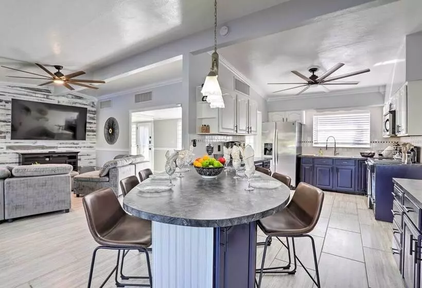 Modern Seminole Home W/ Patio, 3 Mi To Beach!