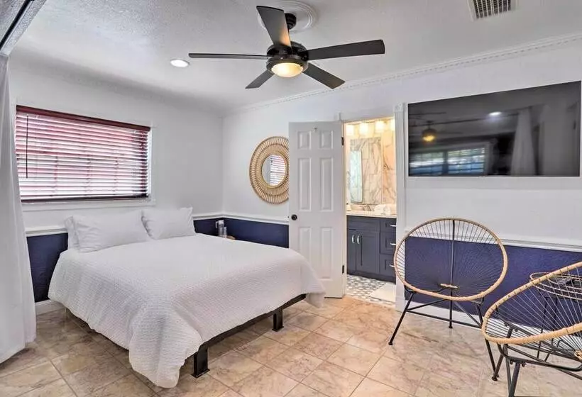 Modern Seminole Home W/ Patio, 3 Mi To Beach!