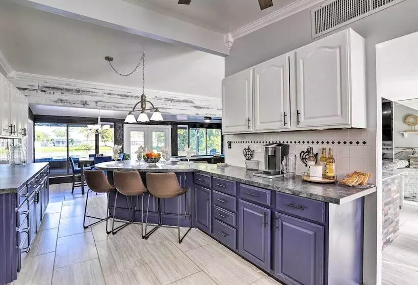 Modern Seminole Home W/ Patio, 3 Mi To Beach!