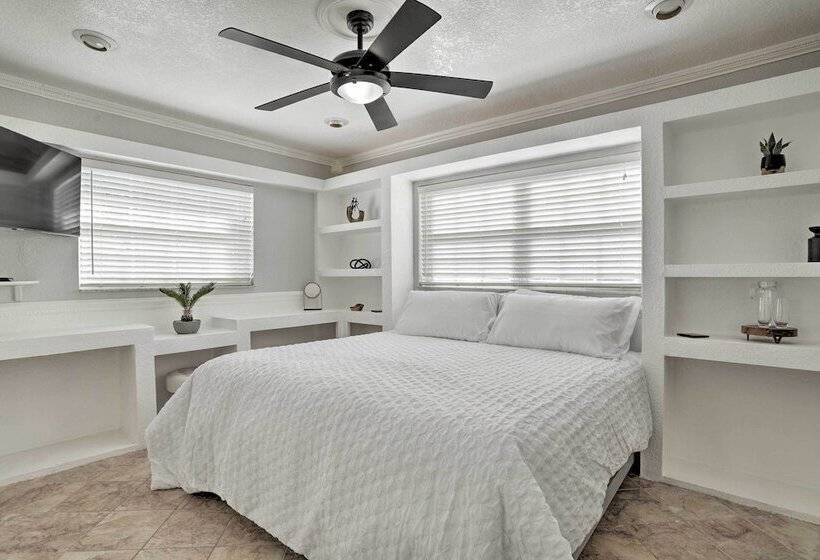 Modern Seminole Home W/ Patio, 3 Mi To Beach!