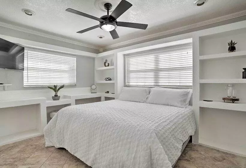 Modern Seminole Home W/ Patio, 3 Mi To Beach!