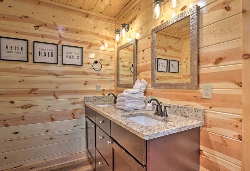 Mountain Dew Cabin W/ Hot Tub & Scenic Views!