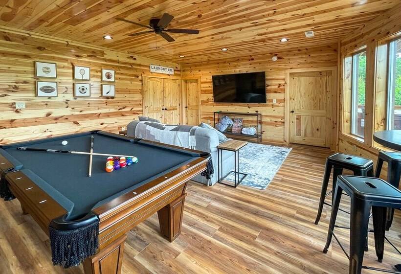 Mountain Dew Cabin W/ Hot Tub & Scenic Views!